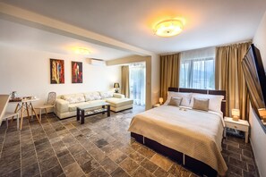 Flat-screen TV, toys - Apart Hotel Santorini (Krasici)