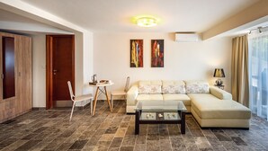 Appartement | Woonkamer | Een flatscreentelevisie en speelgoed