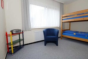 3 habitaciones, cuna de viaje y ropa de cama 