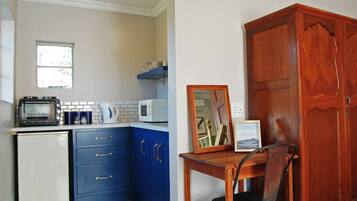 Kamer (Blue) | Privékitchenette | Een mini-koelkast, een magnetron, een oven, een kookplaat