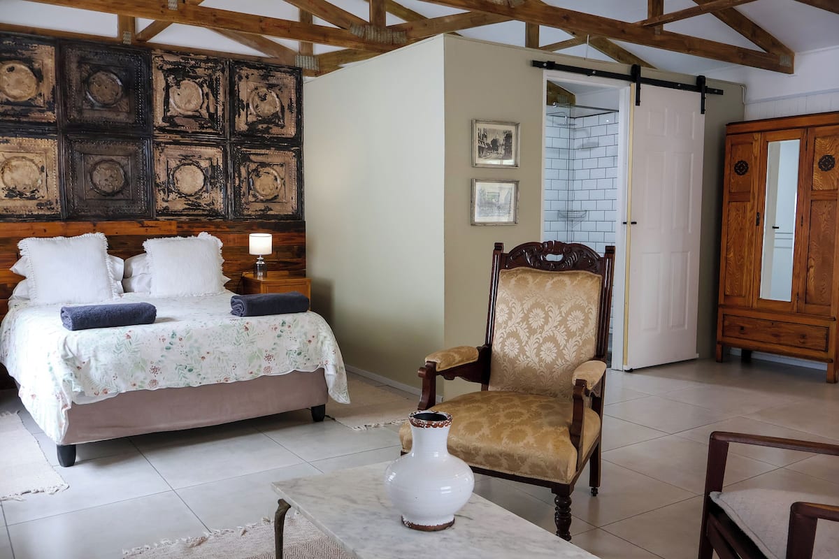 Classic Cabin (Log 3) | 1 bedroom, individually decorated, individually furnished, desk