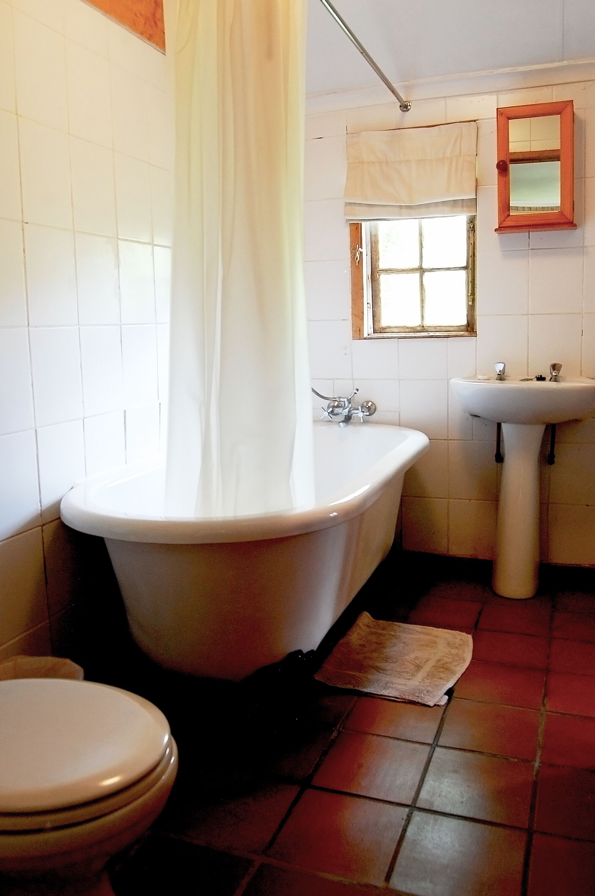 Un baño con bañera, inodoro y lavabo.