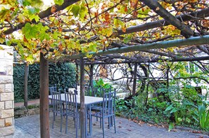 Outdoor dining - Stonehaven Guest House (Clarens)