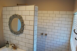 Room (Blue) | Bathroom shower