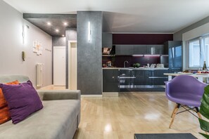 Apartamento, 2 habitaciones | Zona de estar | Una televisión de pantalla plana