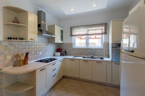 Fridge, oven, stovetop, dishwasher