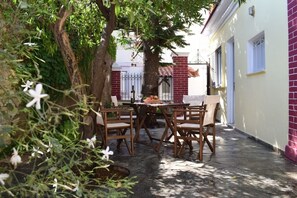 Outdoor dining - Oikίa Athanasia, two Storey 1920 Neoclasical house (Karlovasi)