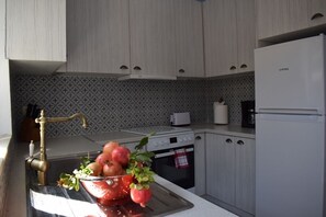 Kjøleskap, ovn, kokeplater og kaffetrakter/tekoker