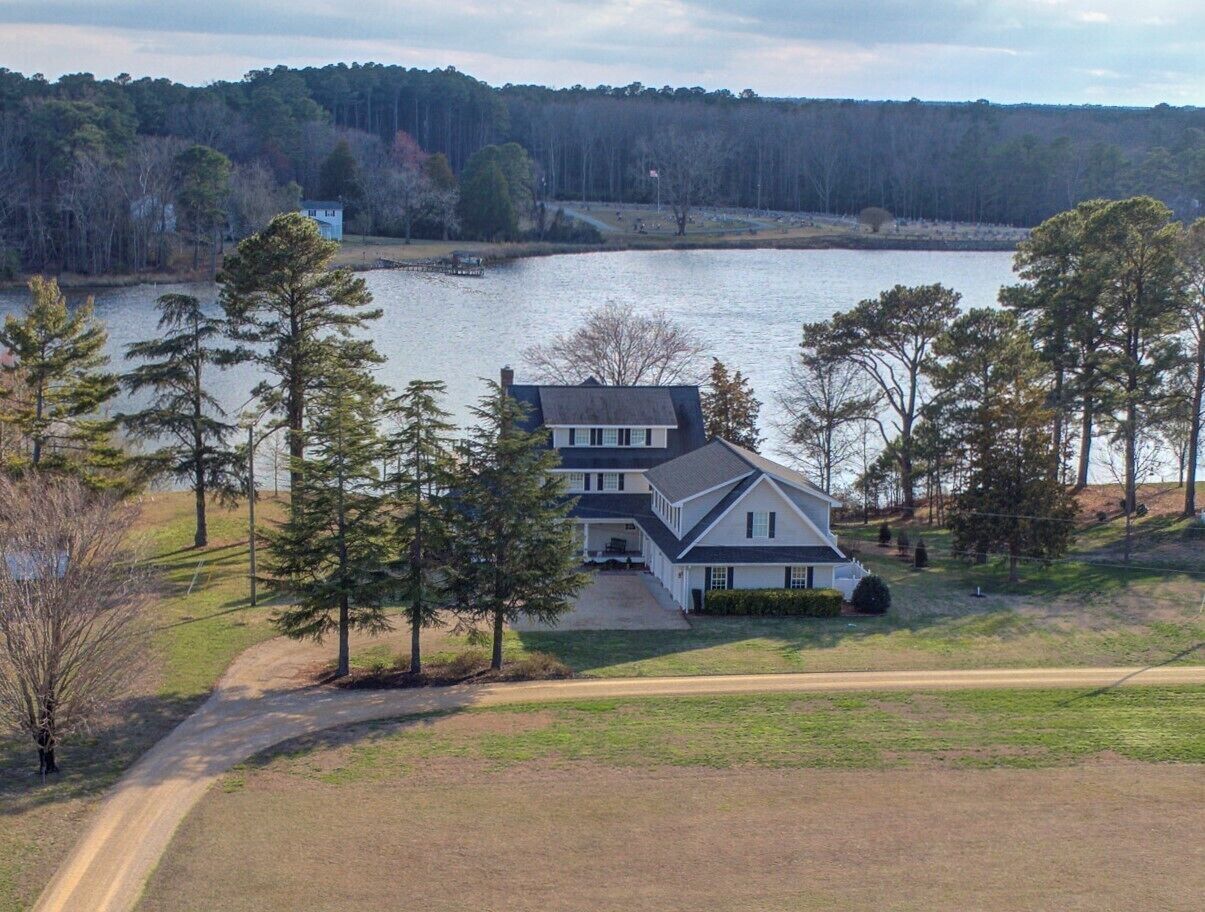 Spacious home on the waterfront with kayaks, SUP's and fishing and more!