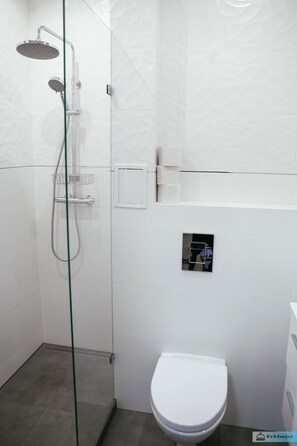 Departamento | Baño | Regadera, regadera tipo lluvia, secadora de cabello, toallas