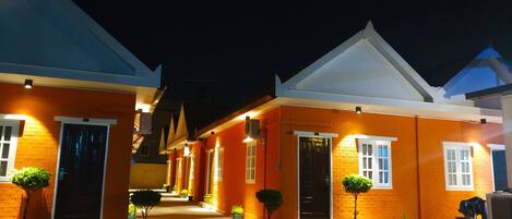 Bagian depan properti - sore/malam