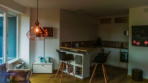 Studio | Eget kjøkken | Kjøleskap, ovn, kokeplater og oppvaskmaskin