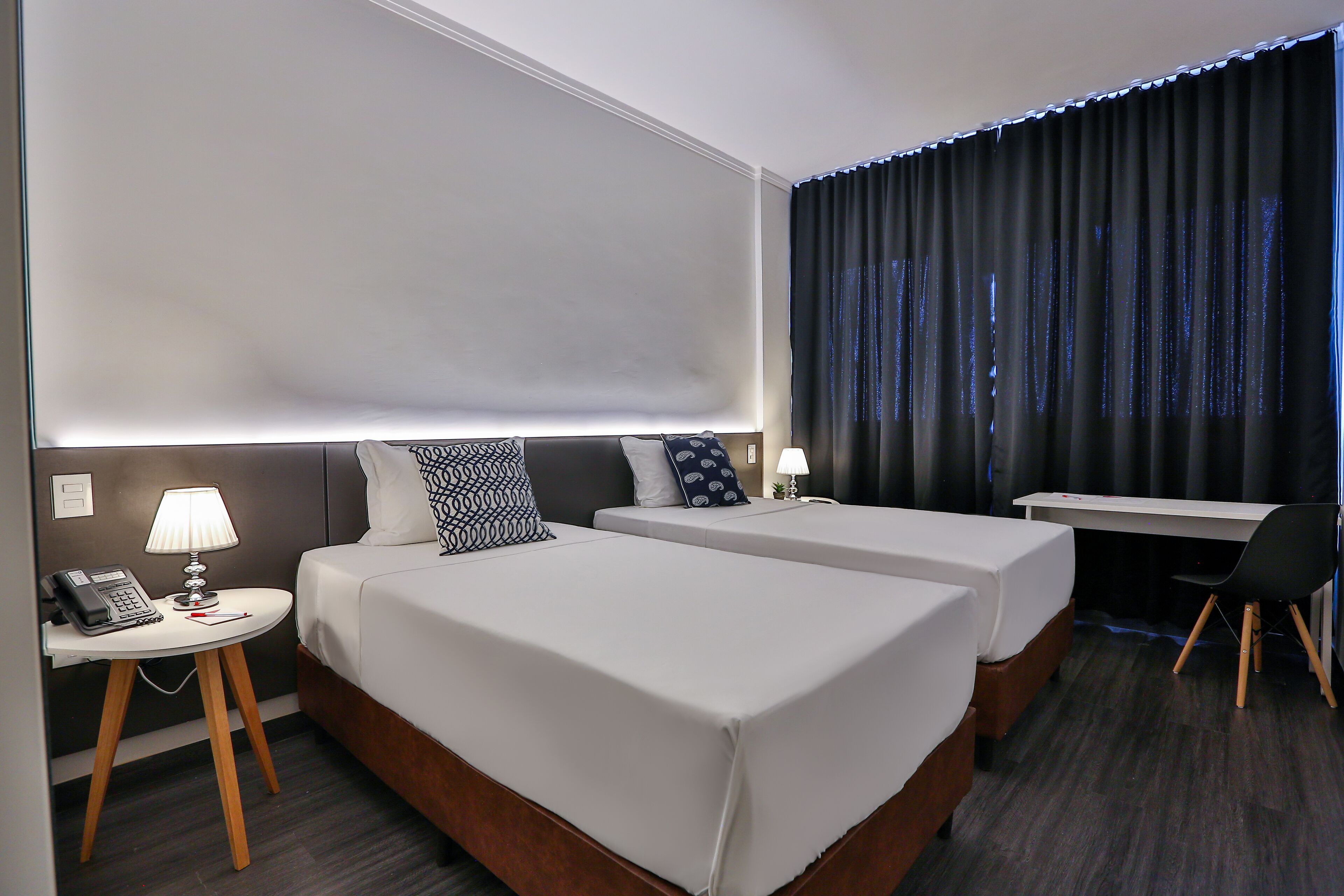 standard room, 2 single beds | minibar, in-room safe, desk, laptop workspace