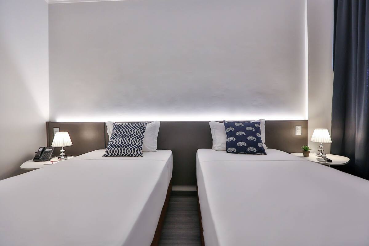 standard room, 2 single beds | minibar, in-room safe, desk, laptop workspace