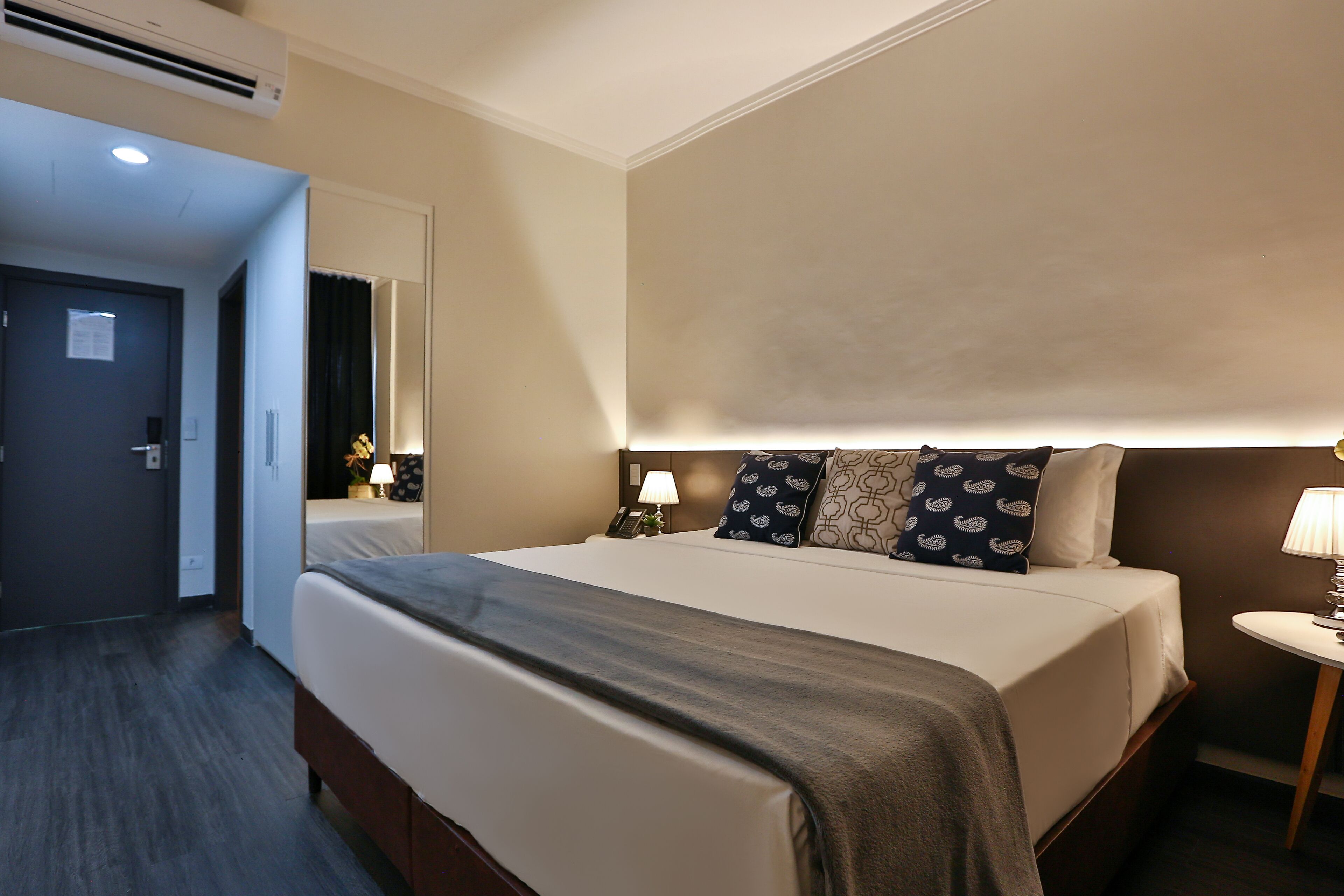 standard double room, 1 king bed | minibar, in-room safe, desk, laptop workspace