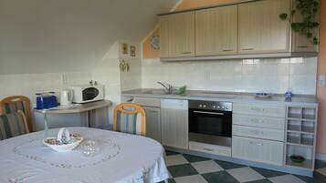 Geladeira, micro-ondas, fogão, lava-louças