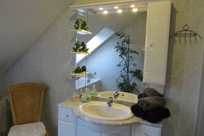 Haartrockner, Handtücher, Seife, Toilettenpapier