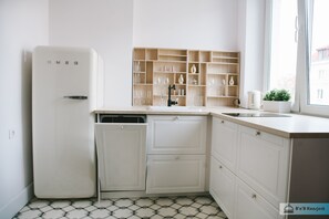Studio | Private kitchen | Fridge, stovetop, electric kettle, cookware/dishes/utensils - Warsaw Concierge Royal Baths Studio (Warsaw)