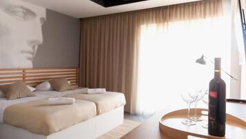 Premium bedding, in-room safe, free WiFi