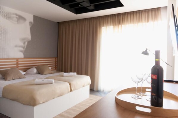 Premium bedding, in-room safe, free WiFi