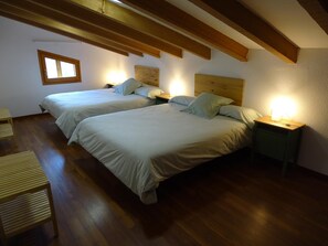 7 bedrooms, iron/ironing board, internet, bed sheets - House with 1000 m2 garden, swimming pool and private barbecue, (Vallmoll)