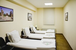 Caja de seguridad en la habitación y tabla de planchar con plancha 