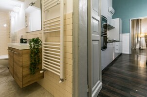 Apartment, 2 Bedrooms | Bathroom sink