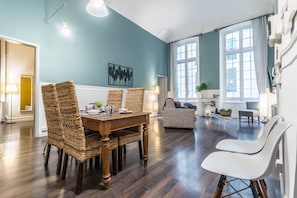 Apartment, 2 Schlafzimmer | Essbereich im Zimmer