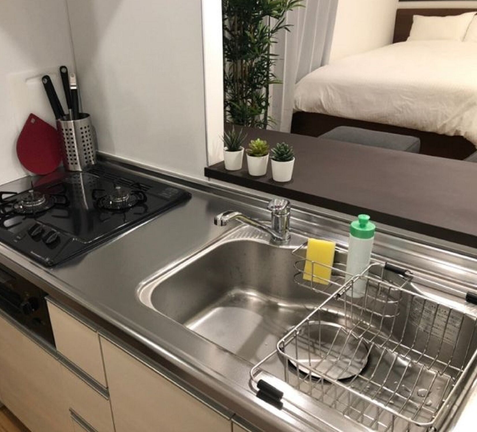 Réfrigérateur, micro-ondes, plaque de cuisson