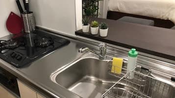 Réfrigérateur, micro-ondes, plaque de cuisson