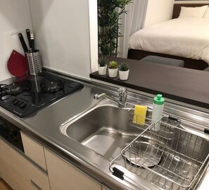 Réfrigérateur, micro-ondes, plaque de cuisson