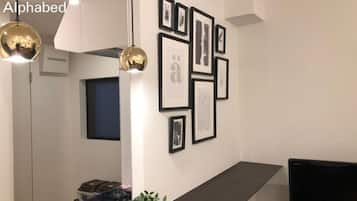 Réfrigérateur, micro-ondes, plaque de cuisson