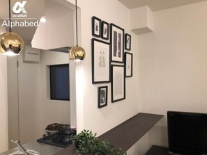 Réfrigérateur, micro-ondes, plaque de cuisson