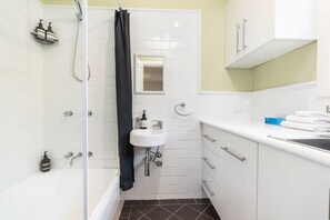 Badewanne, Haartrockner, Handtücher, Shampoo