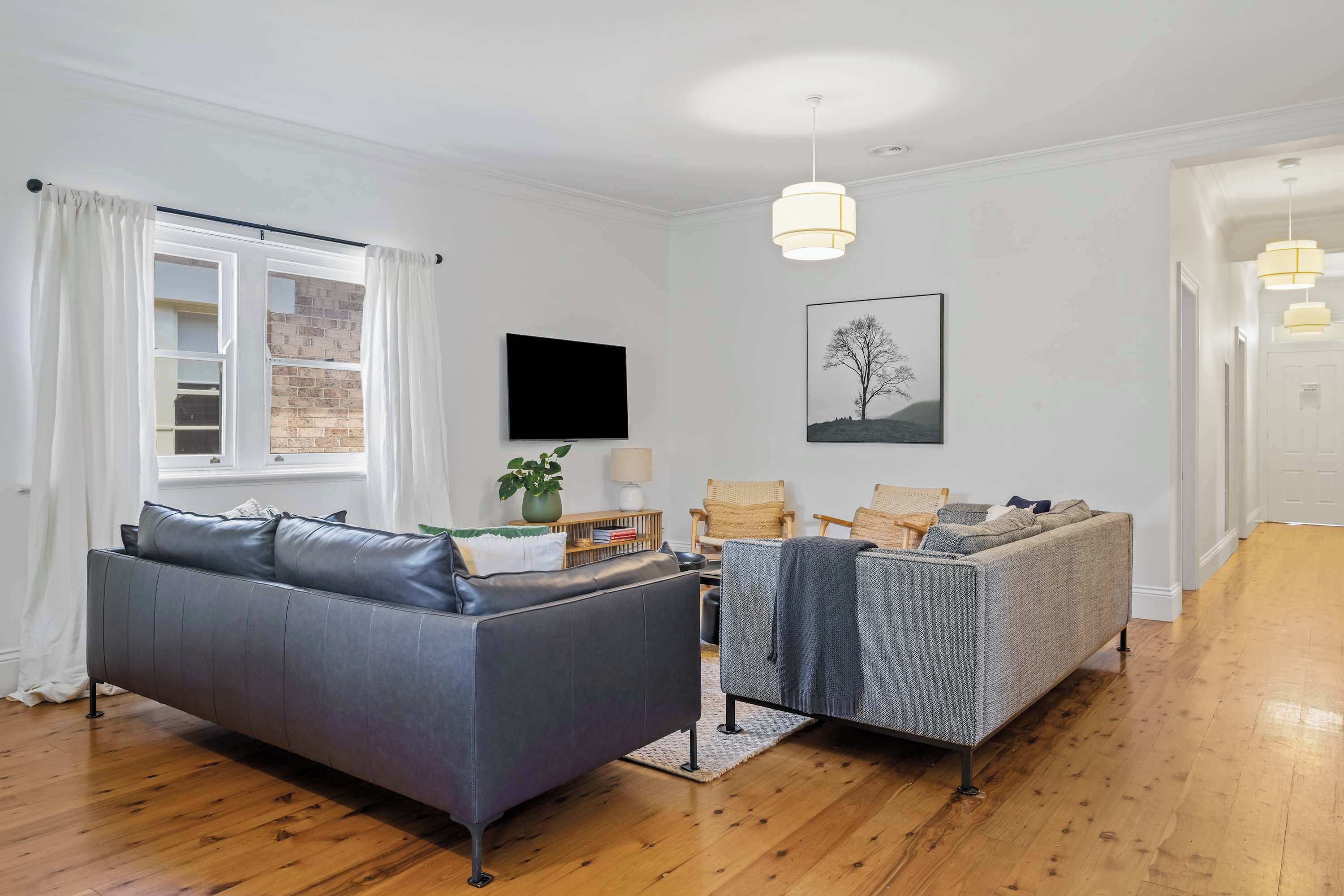 Una televisión, un reproductor estéreo, una oficina