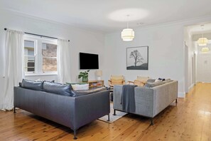 Televisie, een stereo en een kantoor