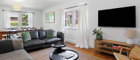 Télévision, chaîne hi-fi, espaces bureaux