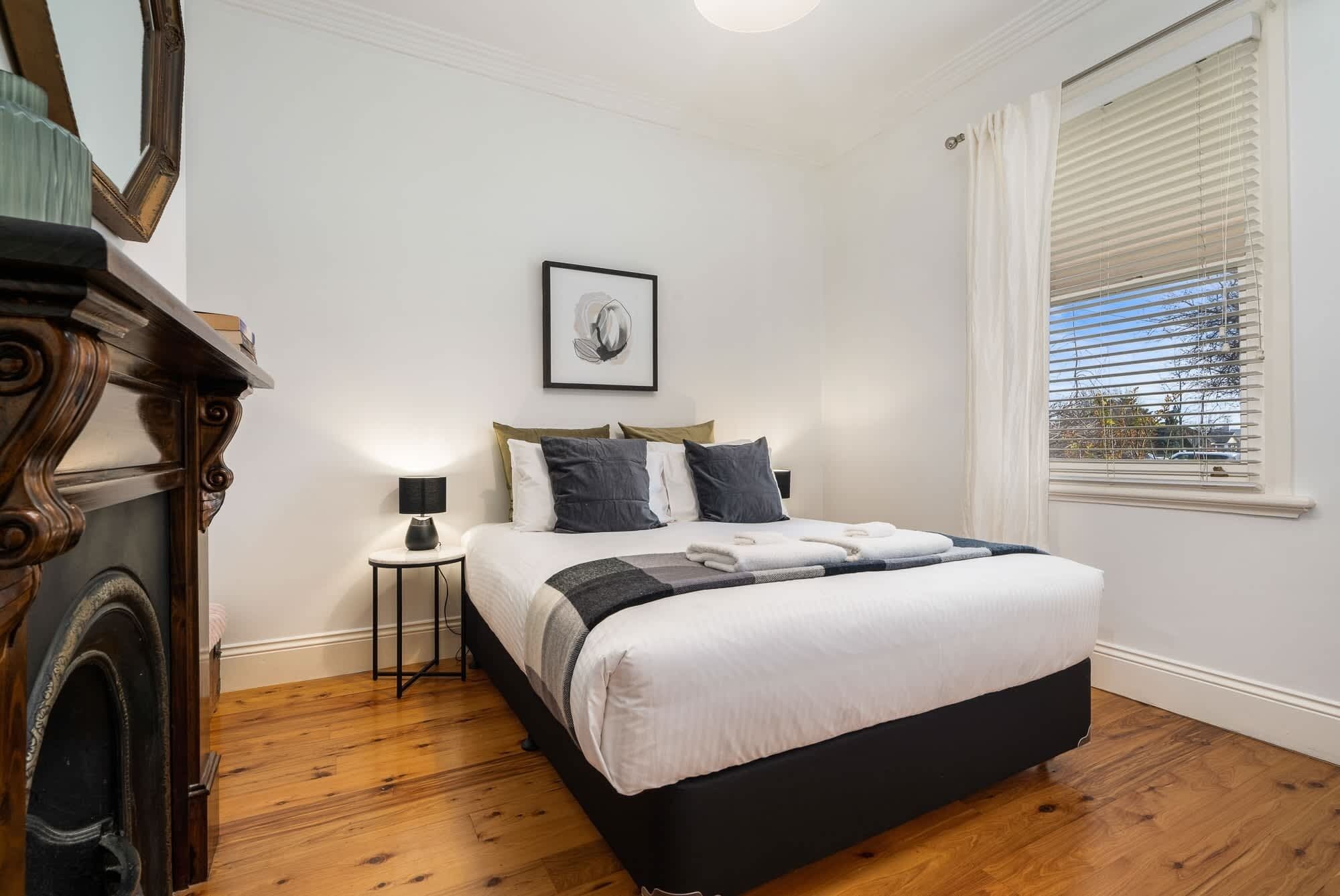4 habitaciones, tabla de planchar con plancha, wifi y ropa de cama 