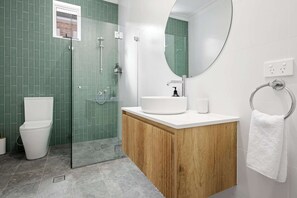 Bathtub, hair dryer, towels, shampoo