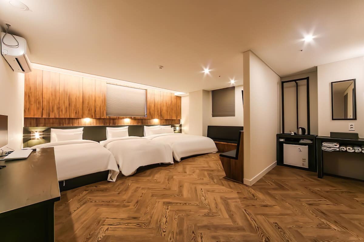 Tripla Grand | Tende oscuranti, insonorizzazione, Wi-Fi gratuito