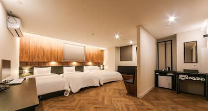 Maximum Hotel