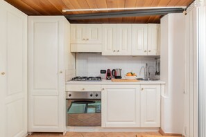 Four, plaque de cuisson, cafetière/bouilloire, distributeur de glaçons