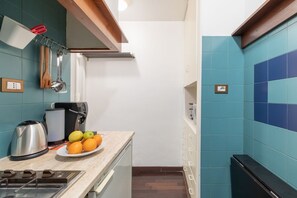 Coffee/tea maker, fridge, microwave, stovetop