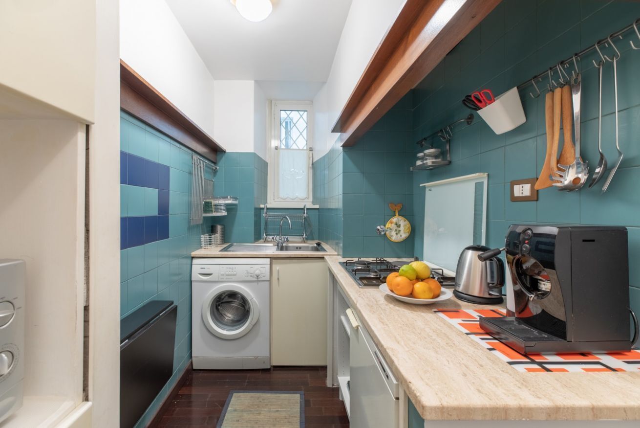 Een koelkast, een microgolfoven, een kookplaat