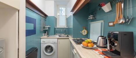 Een koelkast, een microgolfoven, een kookplaat