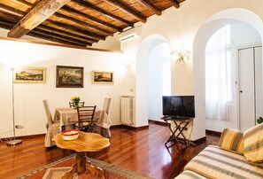 Appartamento, 2 camere da letto, terrazzo | Area soggiorno | TV LCD 32 pollici con canali digitali, TV