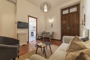 Appartamento, 2 camere da letto | Area soggiorno | TV LCD 32 pollici con canali digitali, TV