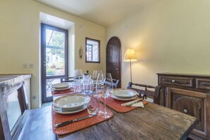 Appartamento, 1 camera da letto, terrazzo | Pasti in camera