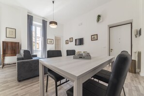 Appartement, 2 chambres | Restauration dans la chambre