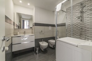 Appartement, 2 chambres | Salle de bain | Douche, sèche-cheveux, bidet, serviettes fournies